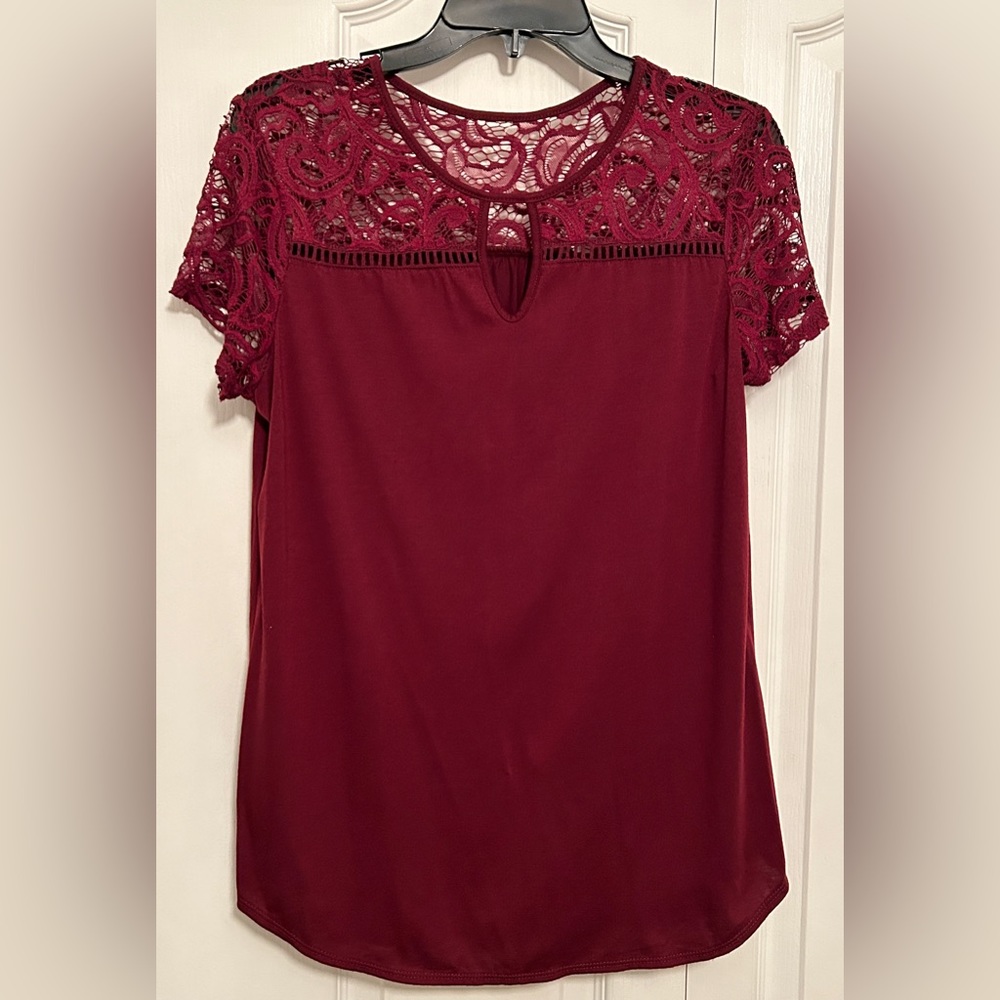 Red lace top short sleeve pullover shirt, size M